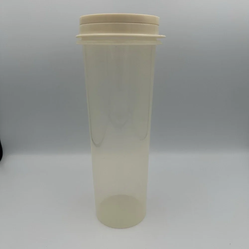 Rubbermaid Servin' Saver Pasta Spaghetti Keeper Storage with Easy Measure Lid